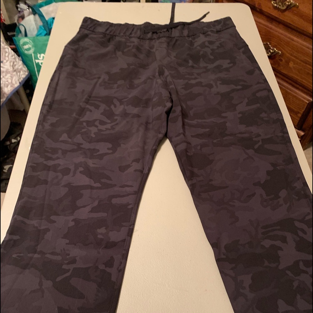 Lululemon camo print two front pockets